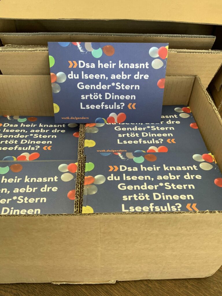 Kiste mit Stapeln von Postkarten